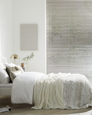 Houten jaloezieën raambekleding/raamdecoratie SUNWAY | slaapkamer grijs